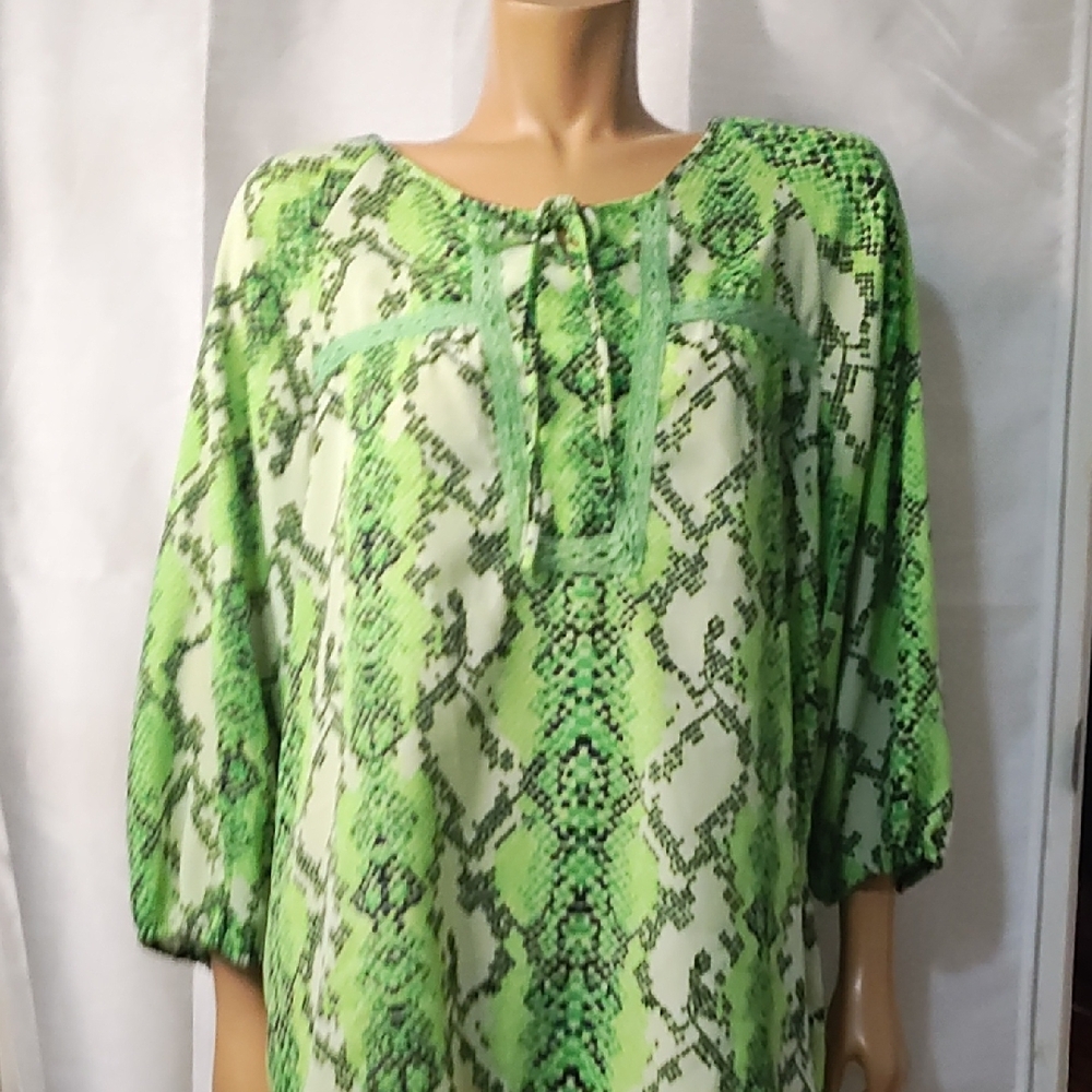 Green and White Tie‎ Front 3/4 Sleeve Blouse